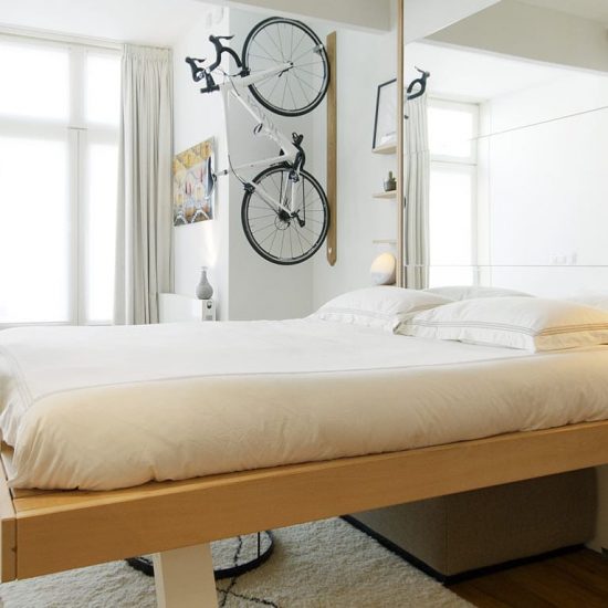 le lit qui se range au plafond rangement pratique petits espaces gain de place lit escamotable plafond bedup